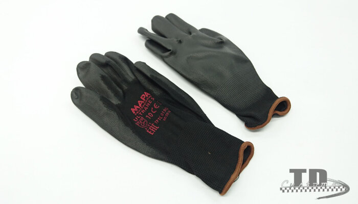 Work gloves_safety vests_first aid kit